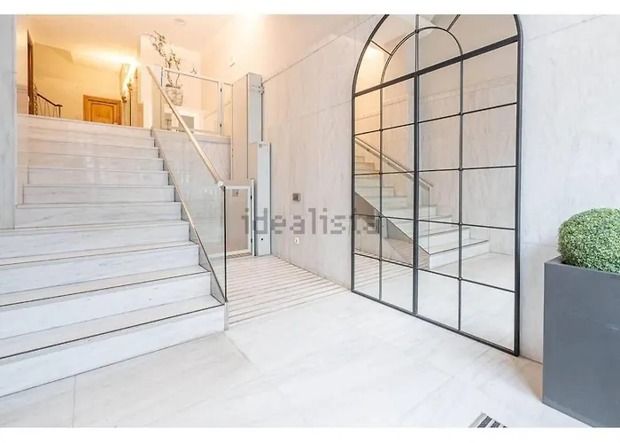 Spacious Independent Bright And With Views Lejlighed